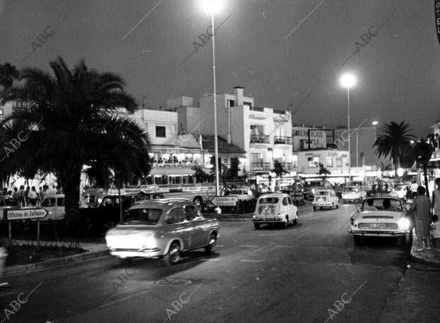 Una de las Calles de el pueblo de Torremolinos en plena Noche (Málaga)