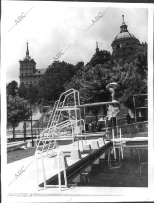 Un niño antes de saltar el trampolín en la piscina del colegio Alfonso Xii del...