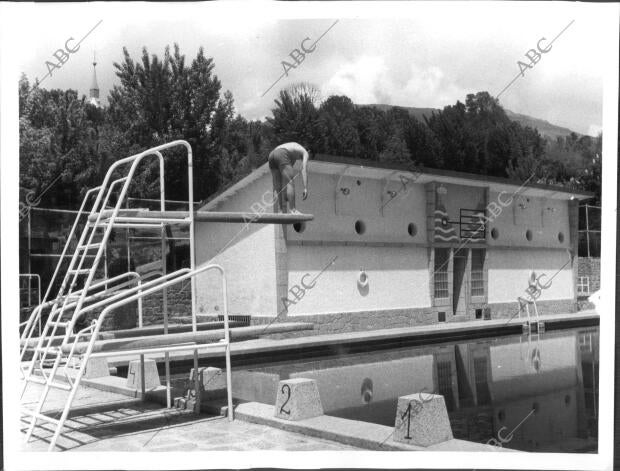 Alumno del colegio Alfonso Xii en el Escorial, antes de saltar el trampolín en...