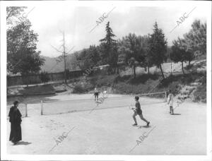 Alumnos del colegio Alfonso Xii durante una clase de deporte