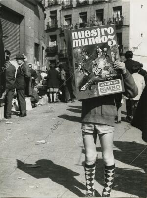 Niño ojeando el libro de cromos de Bimbo en la Plaza del Campillo del Nuevo...