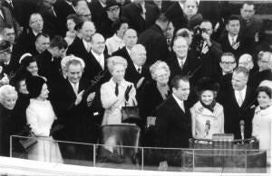 Señora Hubert H. Humphrey, esposa del ex Vicepresidente, y el ex presidente y la...