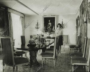 La Duquesa de Osuna en su casa de Madrid, en un gran comedor estilo Luis XVI