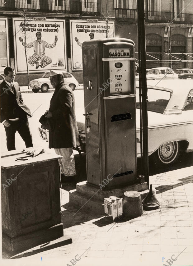 Un hombre reposta en una gasolinera callejera