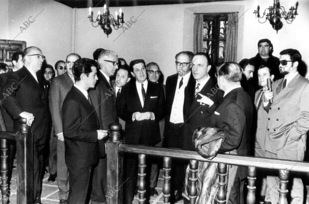 En la Inmagen en su visita A la casa de la Vall Rodeado de las Autoridades