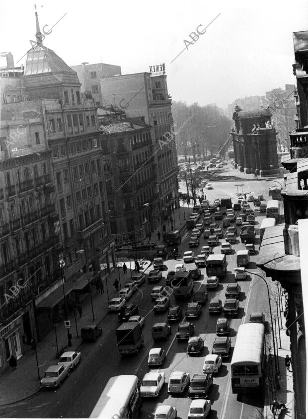 Vista aérea de la calle de Serrano, con la puerta de Alcalá al fondo