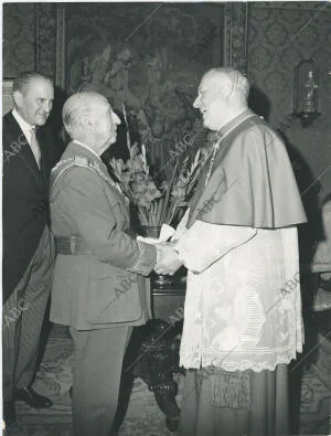 Francisco Franco, saluda en la diputación, al Legado Pontificio, el cardenal...