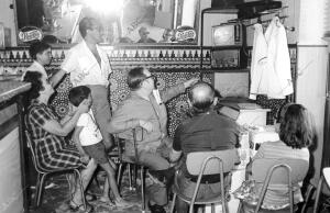 Familia en un bar de Sevilla viendo en la televisión la llegada del hombre a la...