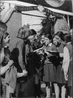 Niños del colegio de las Irlandesas A la salida de las Clases