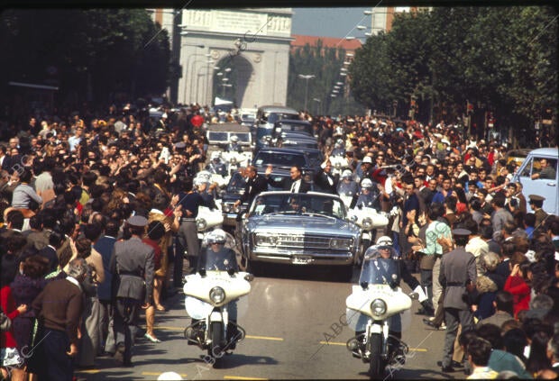 En la imagen, tras pasar el Arco de la Victoria en la Plaza de Moncloa