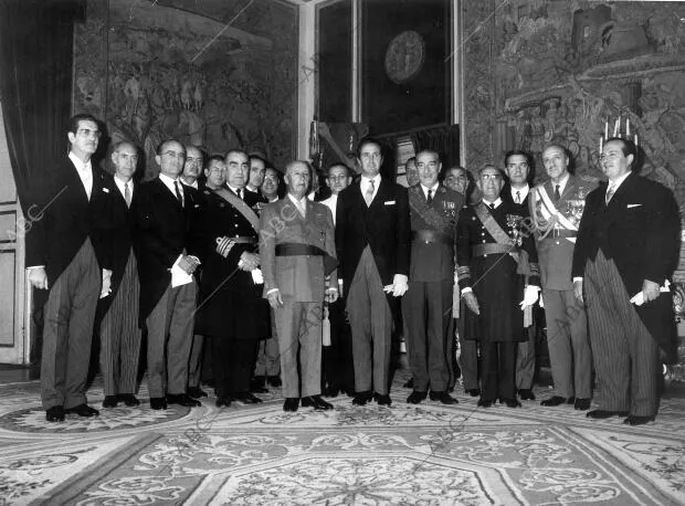 Franco junto A los Nuevos Miembros del Gobierno: Vicepresidente: carrero Blanco