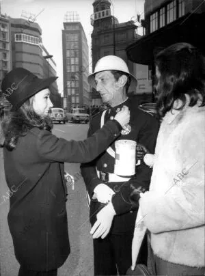 La fiesta de la Banderita en la gran Vía, A la altura de la plaza del Callao