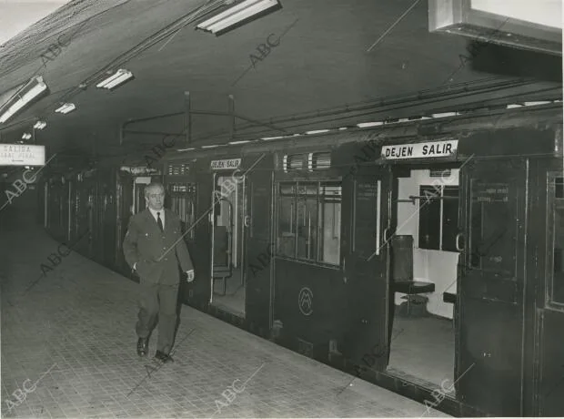 Un trabajador del Metro en el andén de una de las estaciones