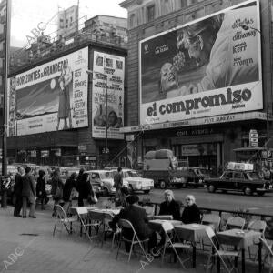 Vista de los cines Avenida con el cartel de la película «El Compromiso», y del...