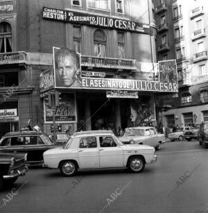 Entrada del palacio de la prensa con el cartel de la Película "el asesinato de...