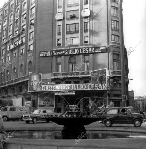 El Palacio de la Prensa con el cartel de la película «El asesinato de Julio...