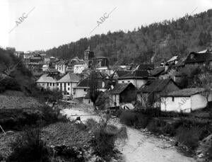 Vista general del pueblo Uztarroz y su río