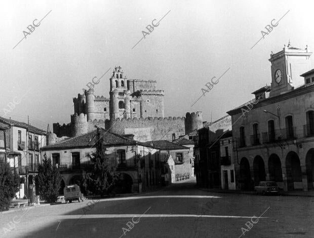 Vista de una de las Calles de Turegano, al fondo Podemos apreciar el Castillo