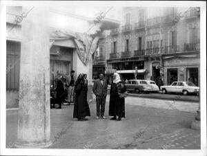 Árabes y Occidentales Charlan en una calle de Melilla