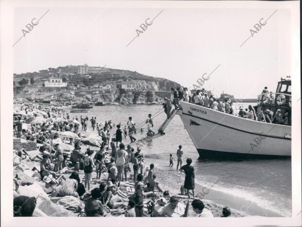 Turistas en una playa de la Costa Brava