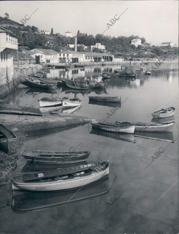 El borde del caserío Pontedeumés Reflejado en la ría