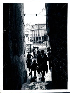 Vista de la plaza de Bembibre desde un callejón