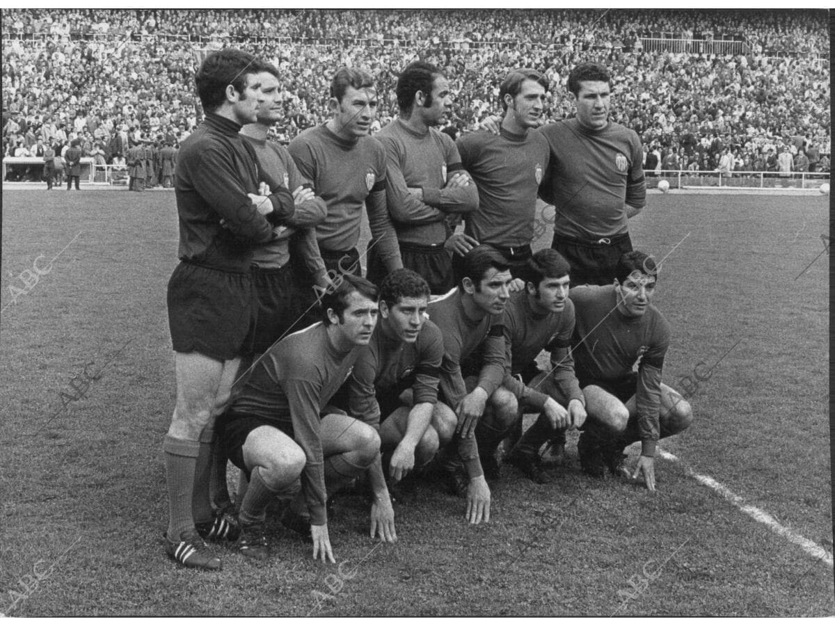 Equipo del Valencia club de fútbol en 1970 - Archivo ABC