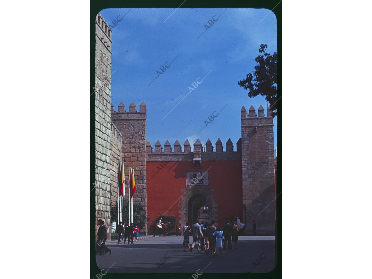 Muralla exterior y puerta del León del Alcazar de Sevilla