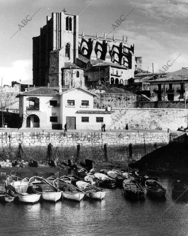 Vista parcial de la playa y la catedral de santa María de Castro en el pueblo...