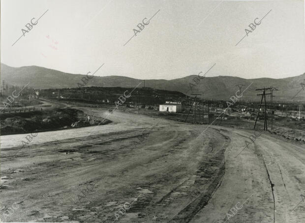estado de las obras de la carretera de La Coruña, con una curiosa caseta de...