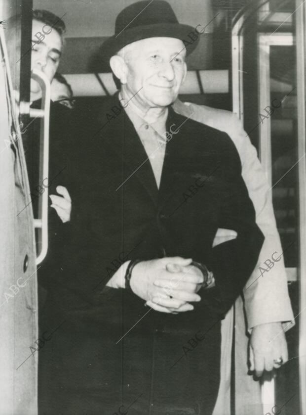 El jefe de la Mafia Carlo Gambino, tras haber sido detenido y esposado, es...