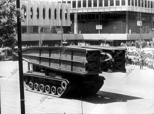 Tanque cerca de la plaza de Colón, en el desfile de la Victoria