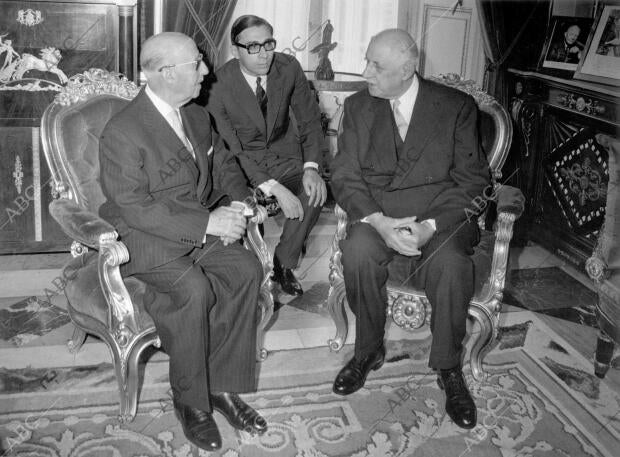 El general Charles de Gaulle Acudió al palacio de el Pardo, donde Celebró una...