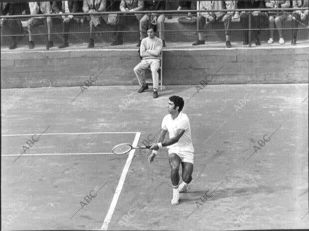 Manolo Orantes durante la disputa de la final del campeonato de España de tenis