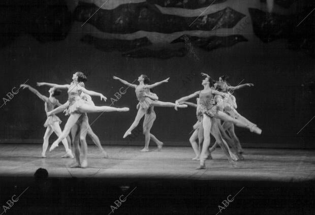 En la Imagen, los Bailarines Hacen Portés