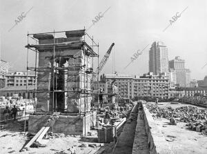 El monumento egipcio, durante las obras de colocación en su actual ubicación...