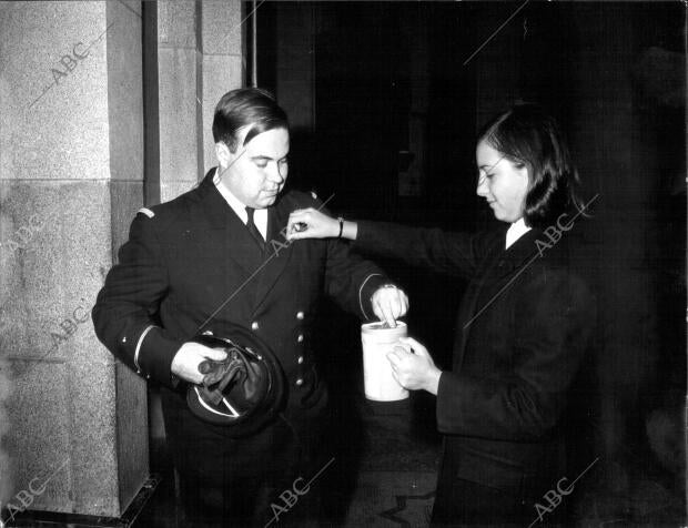 Una Señorita Recaudando dinero para la cruz Roja en el día de la Banderita de...