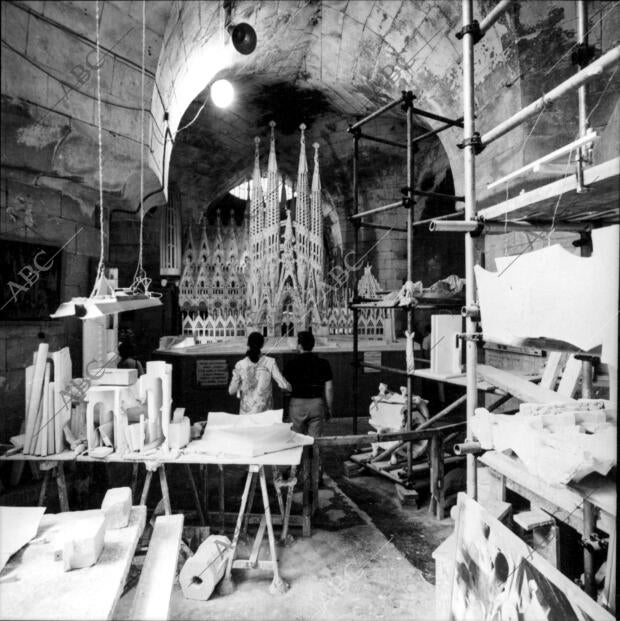 Interior del taller de la Sagrada Familia, con una maqueta de la obra