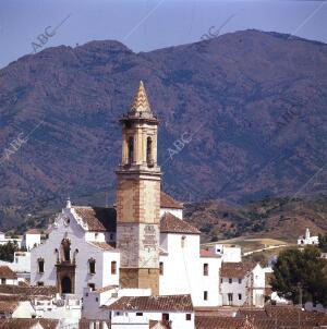 Vista del pueblo malagueño, con la Igleia de los Remedios destacada