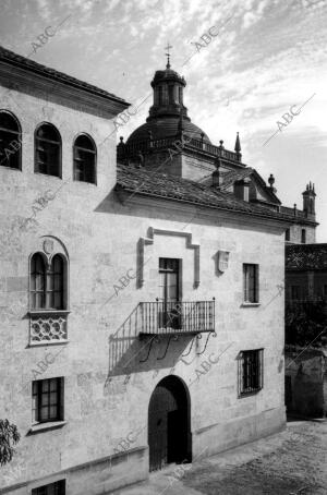 Vista parcial de L palacio de Velasco, y al fondo se Observa la iglesia de...