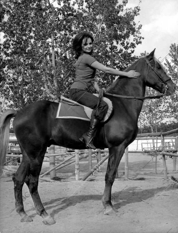 Mary Francis con un hermoso caballo