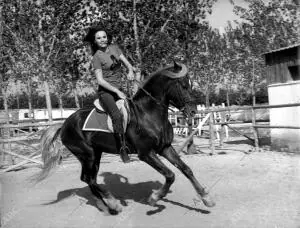 Mary Francis con un hermoso caballo