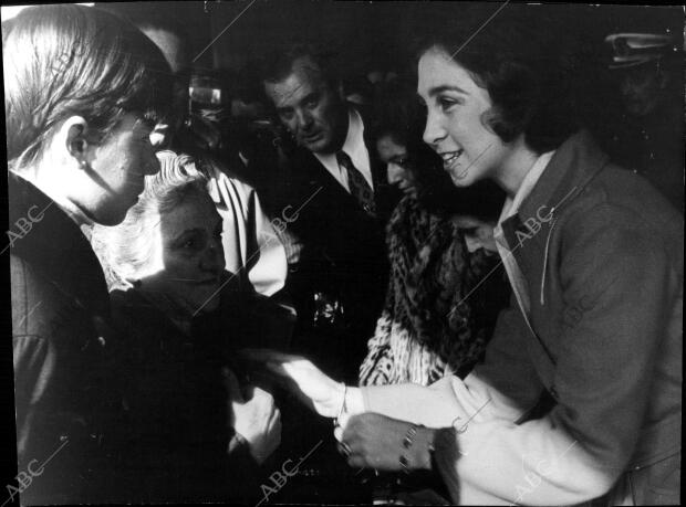 La mesa Presidida por la Princesa Sofía, en la fiesta de la Banderita de 1971,...