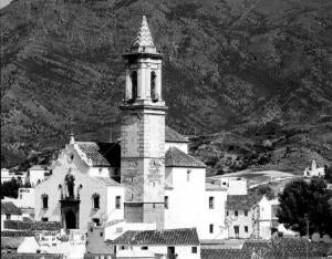 Vista del pueblo malagueño, con la Igleia de los Remedios destacada