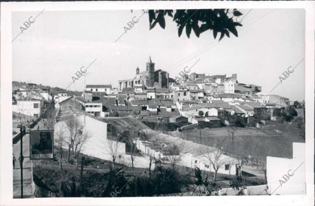 Vista general de Aroche Culminada con su fortaleza