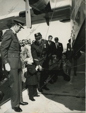 El Infante Don Felipe apadrinando los dos primeros aviones extintores de fuego...