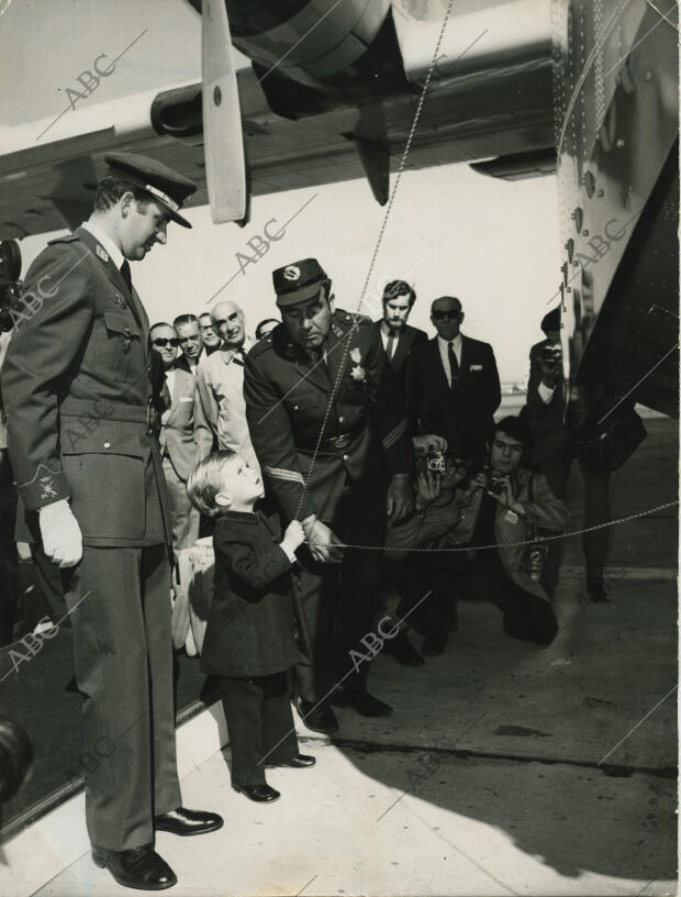 El Infante Don Felipe apadrinando los dos primeros aviones extintores de fuego...