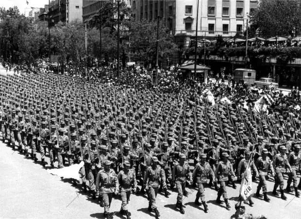 R.) de la I región Militar, Desfilando en formación de dieciocho en Fondo, A lo...