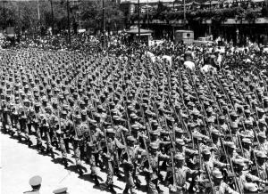 Reclutas de 18 en Fondo, que Desfilaron por primera vez en el desfile de la...