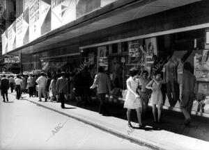 Escaparate con las rebajas de verano de El Corte Inglés